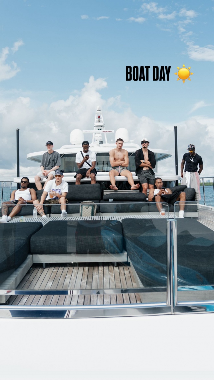 开云线上入口-南海岸的派对！希罗晒照与热火队友游艇出海团建