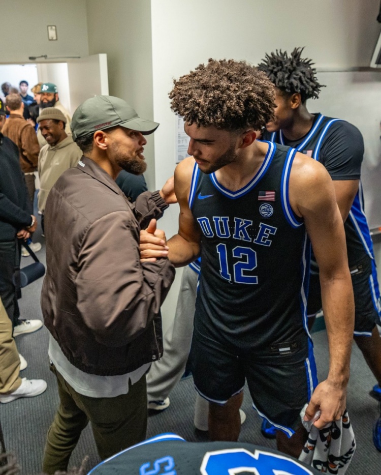 开云登录网址入口-库里父子探访杜克男篮更衣室！斯蒂芬与热门秀卡梅隆·布泽尔同框