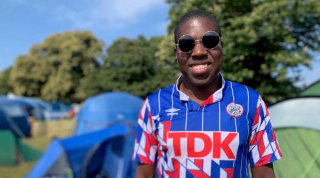 开云线上入口-禁品变潮物！穿球衣参加音乐节成为英国新时尚