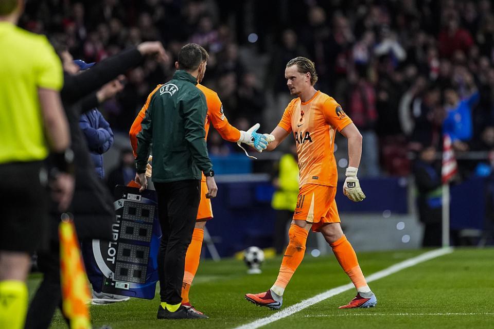 开云线上入口-欧冠开场两次失误送大礼 22岁热刺门将17分钟被换下 哭着径直离场