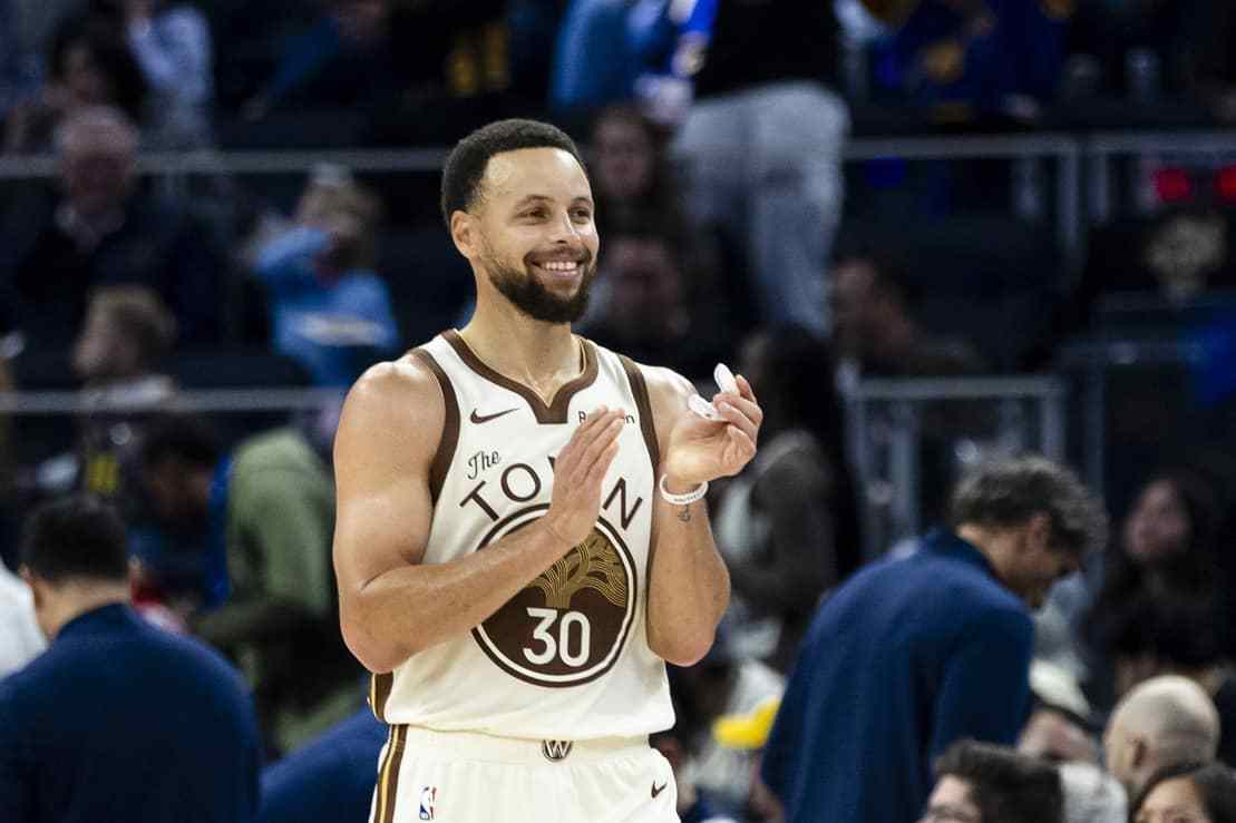 开云下载-库里牵手李宁：10年合约背后的商业野心